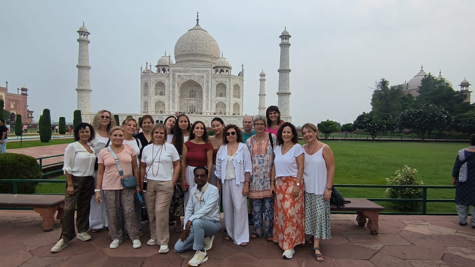 Private Spanish Speaking Tour Guide for Taj Mahal & Agra
